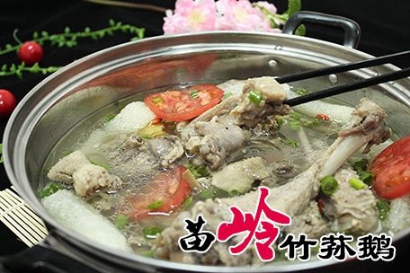 【舜泰火鍋】苗嶺竹蓀鵝本店所用大鵝均為笨鵝，湯鮮味美，其肉肥而不膩，香氣撲鼻。
